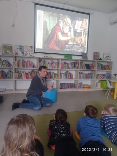 Animator Paweł prowadzi warsztaty dla dzieci z Edukacji Domowej.