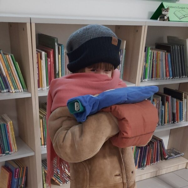 Dziecko w ciepłym zimowym stroju.